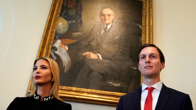 Kushner und Ivanka Trump vor einem Gemälde, das Harry S. Truman zeigt. Kushner und Ivanka Trump vor einem Gemälde, das Harry S. Truman zeigt.