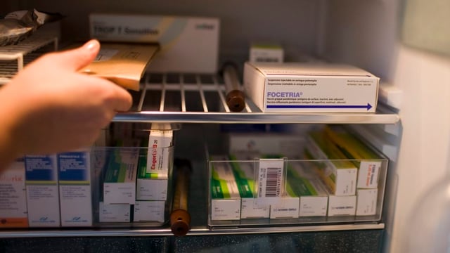 Blick in einen Kühlschrank, in dem Impfstoffe gelagert werden. Blick in einen Kühlschrank, in dem Impfstoffe gelagert werden.