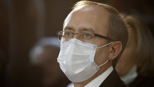 Avdullah Hoti mit Maske Avdullah Hoti mit Maske