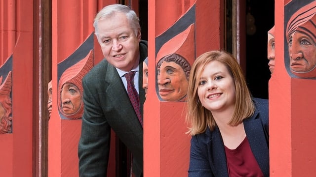 Heiner Vischer und Salome Hofer blicken aus dem Basler Rathaus Heiner Vischer und Salome Hofer blicken aus dem Basler Rathaus