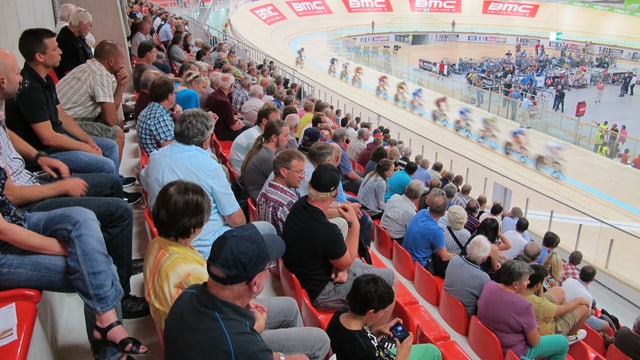 Besucher auf den Rängen des Velodromes Besucher auf den Rängen des Velodromes