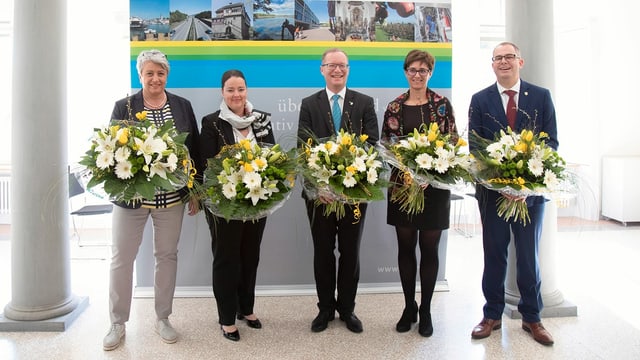 (v.l.n.r.) Die Bisherigen Cornelia Komposch, Carmen Haag, Walter Schönholzer, Monika Knill und der Neue Urs Martin. (v.l.n.r.) Die Bisherigen Cornelia Komposch, Carmen Haag, Walter Schönholzer, Monika Knill und der Neue Urs Martin.