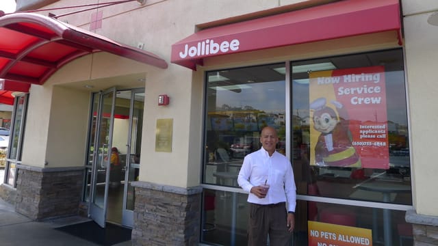 Mike Guingona steht vor einer Jollibee-Filiale. Mike Guingona steht vor einer Jollibee-Filiale.