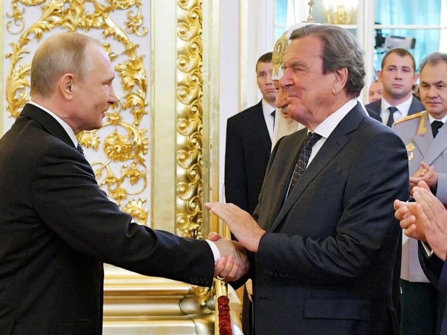 Schröder gratuliert Putin an dessen Einweihungszeremonie am 7. Mai in Moskau Schröder gratuliert Putin an dessen Einweihungszeremonie am 7. Mai in Moskau
