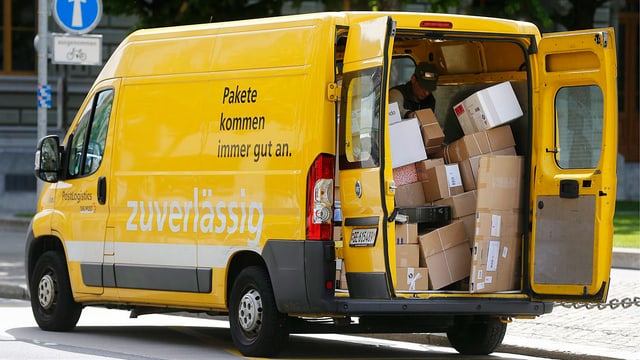 Mit Paketen beladenes Auto der Post Mit Paketen beladenes Auto der Post