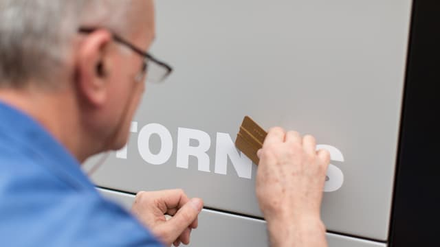 Mann an einer Maschine Mann an einer Maschine