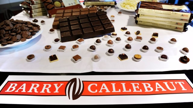 Tisch mit Schokolade und Pralinen Tisch mit Schokolade und Pralinen