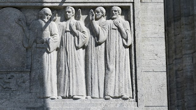 Richter-Figuren an der Aussenwand des Bundesgerichts Richter-Figuren an der Aussenwand des Bundesgerichts