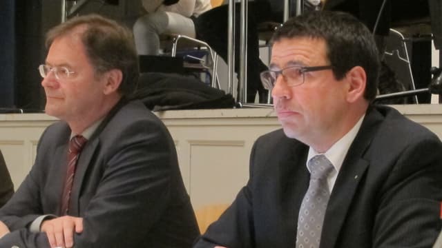 Gemeindeammann und Finanzvorsteher blicken in den Einwohnerrat. Gemeindeammann und Finanzvorsteher blicken in den Einwohnerrat.
