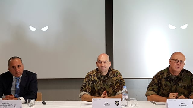 Medienpräsentation im Angesicht der «hinterhältigen Augen», dem Logo des Cyber-Lehrgangs. Medienpräsentation im Angesicht der «hinterhältigen Augen», dem Logo des Cyber-Lehrgangs.