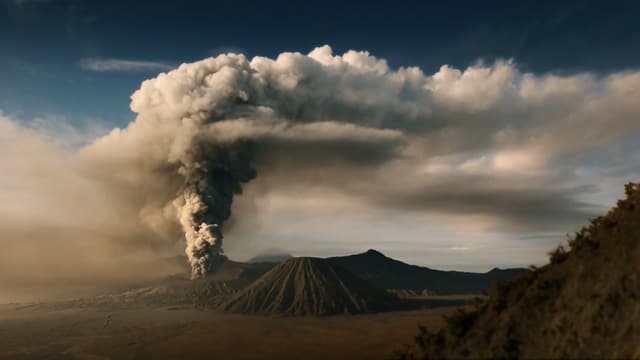 Ein Vulkan bei der Eruption mit grosser Rauchwolke. Ein Vulkan bei der Eruption mit grosser Rauchwolke.