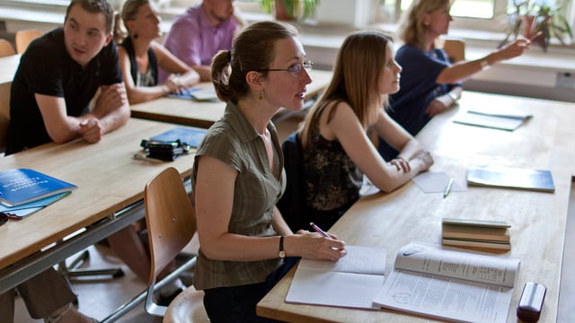 Schülerinnen und Schüler in einem Zimmer Schülerinnen und Schüler in einem Zimmer