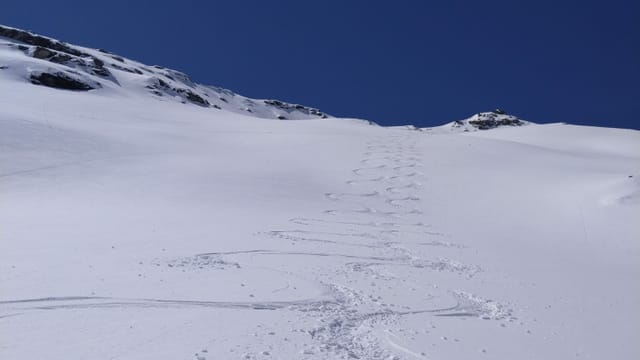 Skispuren im Schnee auf den Bergen des Valsertals Ende April. 
