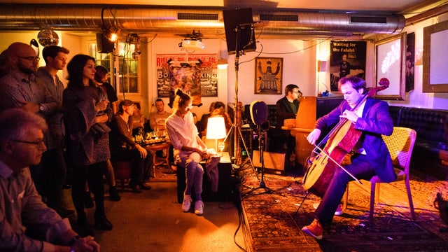«SRF Purple Nights #02»: Konzert des 23-jährigen Cellisten Christoph Croisé (30.09.17, Widder Garage Zürich). «SRF Purple Nights #02»: Konzert des 23-jährigen Cellisten Christoph Croisé (30.09.17, Widder Garage Zürich).