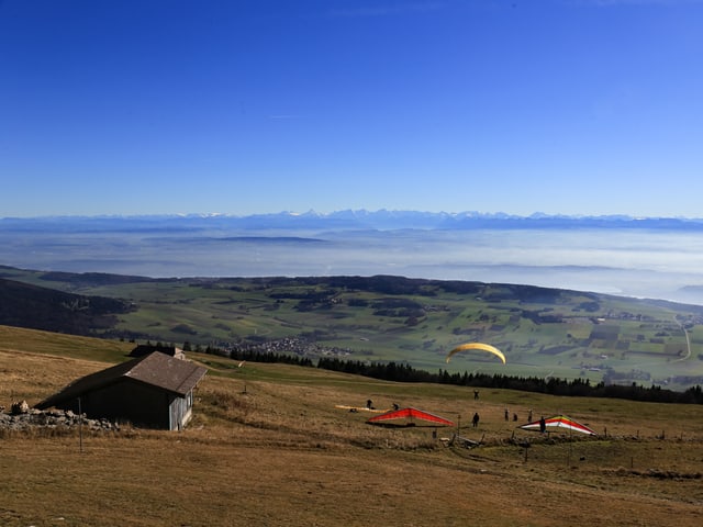 Deltasegler und Gleitschirmflieger auf dem Chasseral.