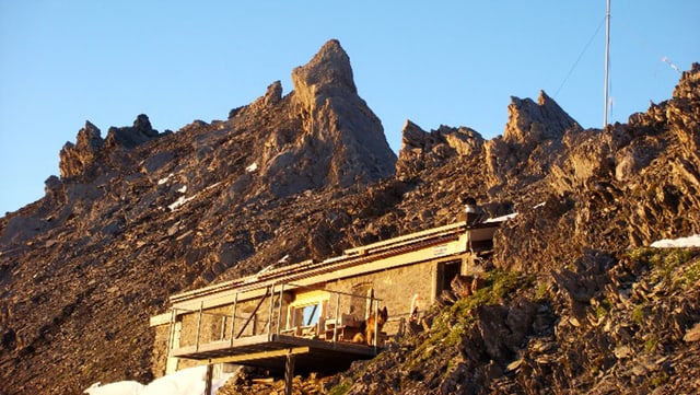Die Segnespass Mountain Lodge auf 2'625 Meter über Meer. Die Segnespass Mountain Lodge auf 2'625 Meter über Meer.