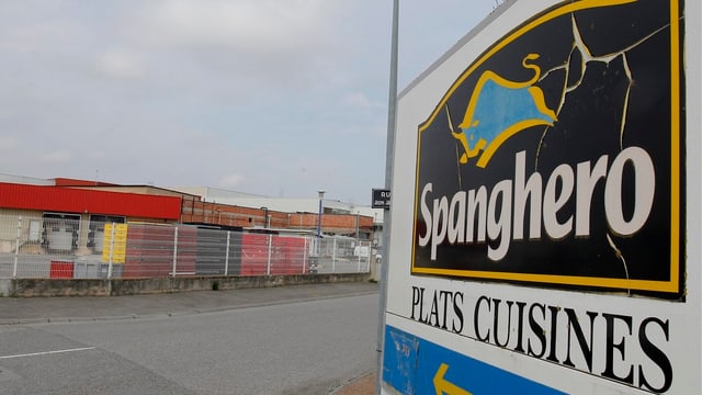 Logo von Spanghero, dahinter das Firmengelände. Logo von Spanghero, dahinter das Firmengelände.