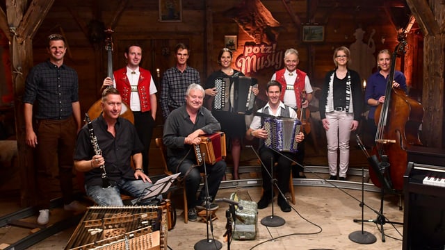 Nicolas Senn und neun Musiker im Chalet Beromünster Nicolas Senn und neun Musiker im Chalet Beromünster
