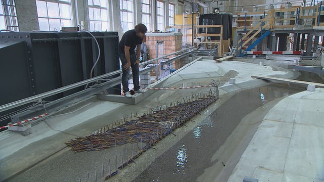 Bauingenieure testen am massstabgetreuen Modell, wie sie Zürich vor einer Hochwasserkatastrophe bewahren können. Bauingenieure testen am massstabgetreuen Modell, wie sie Zürich vor einer Hochwasserkatastrophe bewahren können.