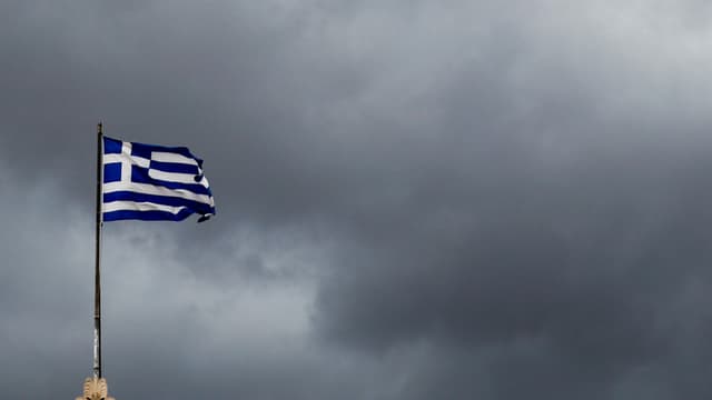 Ina bandiera grecca sgulatscha davant in tschiel nivlus Ina bandiera grecca sgulatscha davant in tschiel nivlus