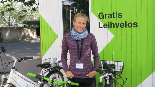 Eine Frau steht vor dem weiss-grünen Häuschen des Fahradverleihs. Eine Frau steht vor dem weiss-grünen Häuschen des Fahradverleihs.