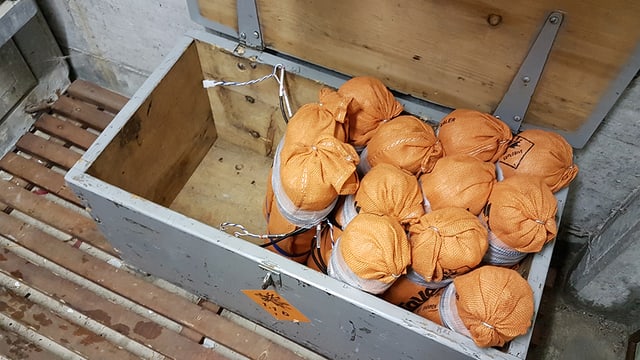 Gelbe, verklebte Säckchen in einer Kiste. Gelbe, verklebte Säckchen in einer Kiste.