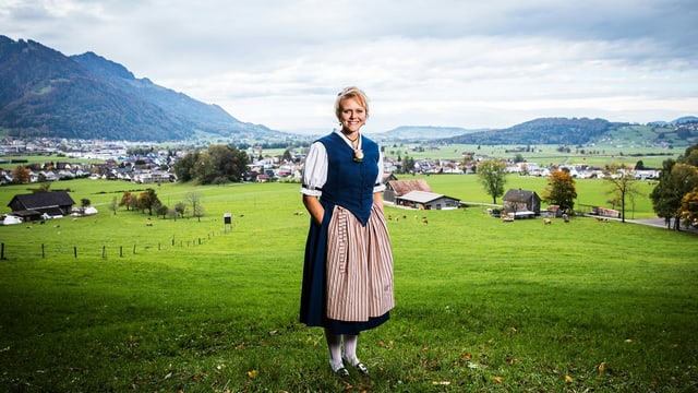 Portrait Landfrau Brigitte Inderbitzin aus Schänis, SG in der Tracht.