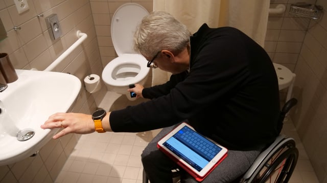 Der Rollstuhlfahrer vermisst mit einem elektronischen Gerät das Badezimmer. Der Rollstuhlfahrer vermisst mit einem elektronischen Gerät das Badezimmer.