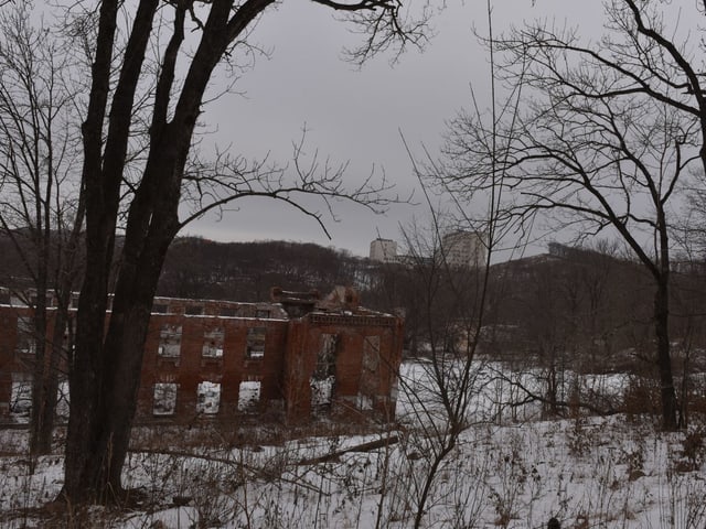 Ruine, dahinter die neue Uni auf Russki Ruine, dahinter die neue Uni auf Russki