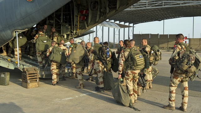 Französische Soldaten besteigen im Tschad ein Militärflugzeug nach Mali. (keystone) Französische Soldaten besteigen im Tschad ein Militärflugzeug nach Mali. (keystone)