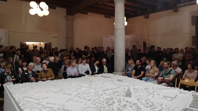 Viele Leute sitzen und stehen um ein Modell der Stadt Solothurn. Viele Leute sitzen und stehen um ein Modell der Stadt Solothurn.