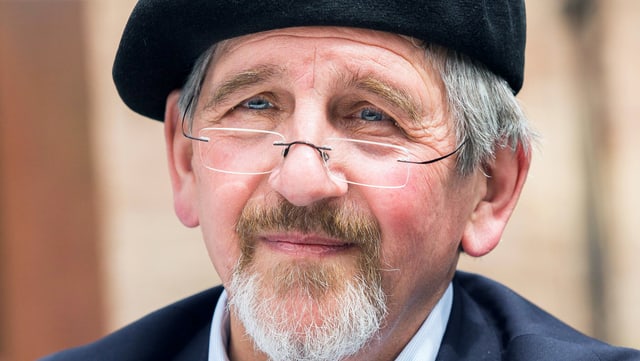 Mann mit Bart, Brille und schwarzem Beret. Mann mit Bart, Brille und schwarzem Beret.