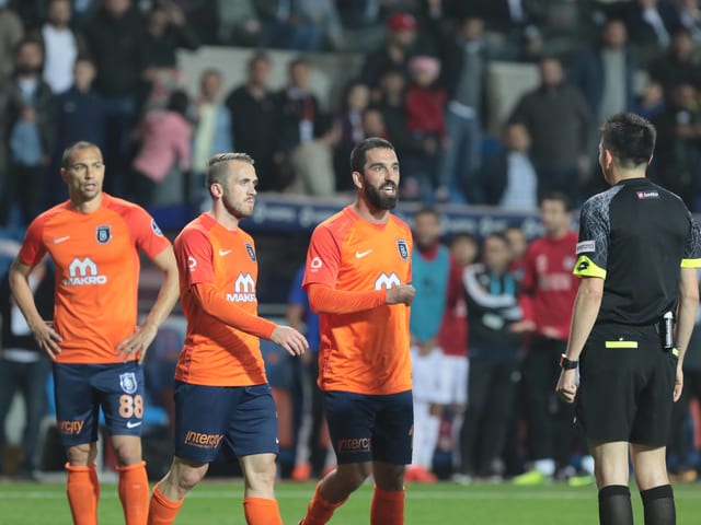 Arda Turan wird aufgrund einer Tätlichkeit des Feldes verwiesen. Arda Turan wird aufgrund einer Tätlichkeit des Feldes verwiesen.