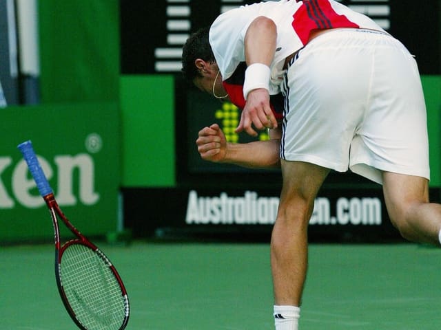 Marat Safin zertrümmert sein Racket. Marat Safin zertrümmert sein Racket.