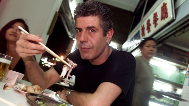 Anthony Bourdain isst mit Stäbchen. Anthony Bourdain isst mit Stäbchen.