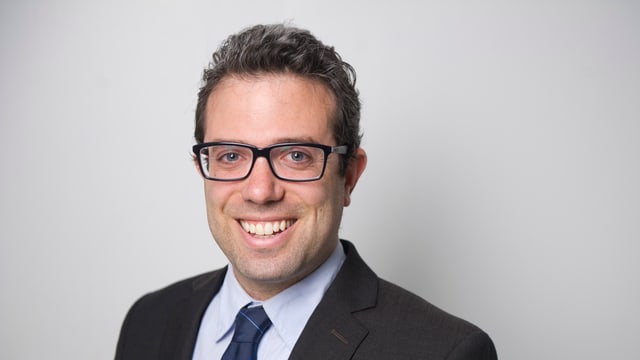 Der Genralsekretär lacht in die Kamera Der Genralsekretär lacht in die Kamera