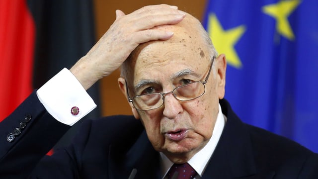 Italiens Präsident Giorgio Napolitano fast sich an den Kopf. Italiens Präsident Giorgio Napolitano fast sich an den Kopf.