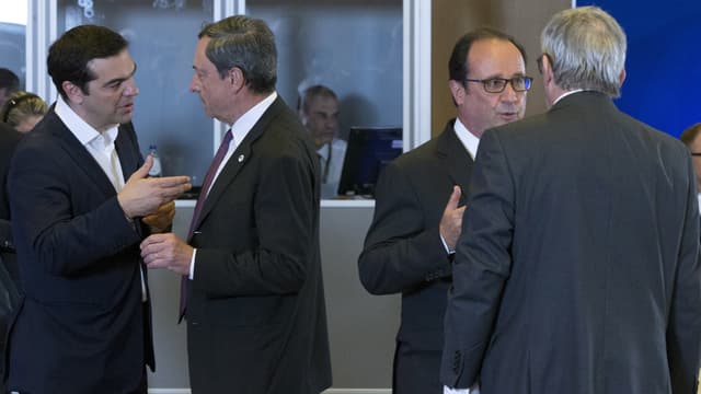 Alexis Tsipras spricht mit EZB-Präsidenten Mario Draghi und François Hollande mit EU-Kommissionspräsident Jean-Claude Juncker vor dem EU-Krisengipfel.