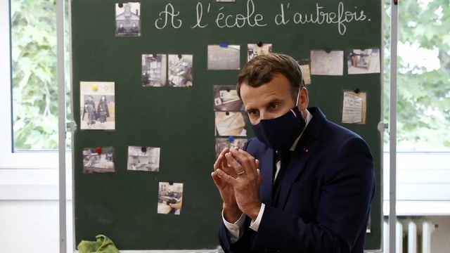 Macron besucht Schule mit Mundschutz Macron besucht Schule mit Mundschutz