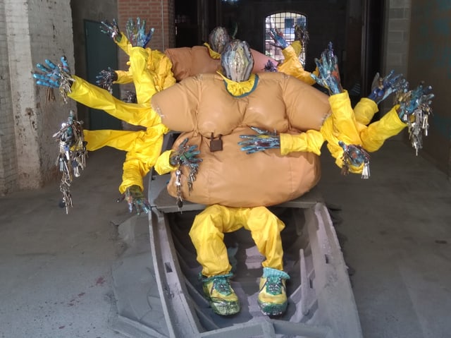 Boot mit gelben Figuren. Boot mit gelben Figuren.
