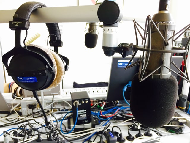 Kopfhörer und Mikrofon im Studio.