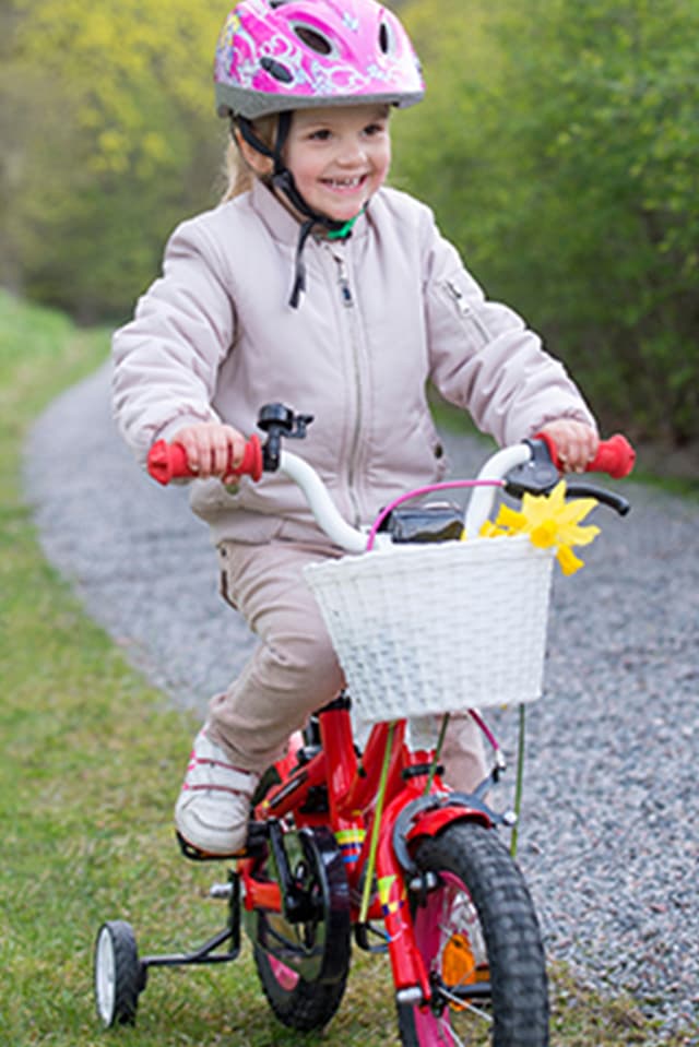 Prinzessin Estelle auf dem Fahrrad mit Stützrädern. Prinzessin Estelle auf dem Fahrrad mit Stützrädern.