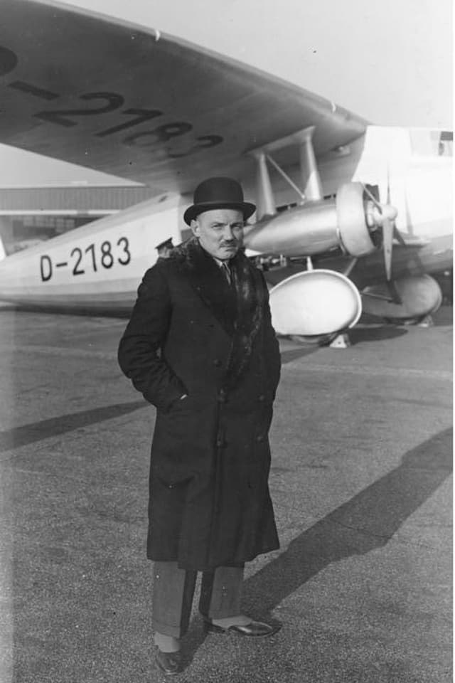 Claude Dornier vor einer Do K-3, deren Erstflug 1931 stattgefunden hatte. Claude Dornier vor einer Do K-3, deren Erstflug 1931 stattgefunden hatte.
