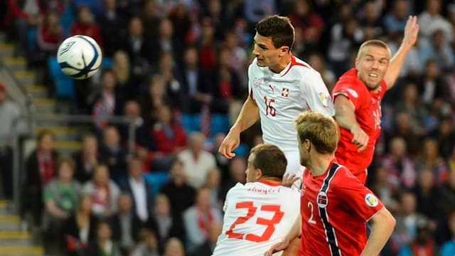 Fabian Schär steigt höher als Espen Ruud. Fabian Schär steigt höher als Espen Ruud.