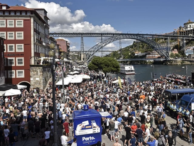 englische Fans in Porto. englische Fans in Porto.