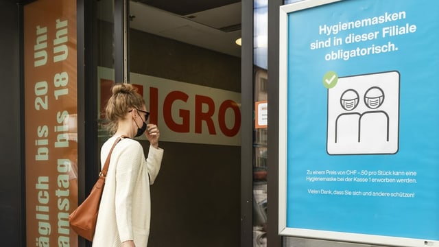 Frau vor einem Geschäft Frau vor einem Geschäft