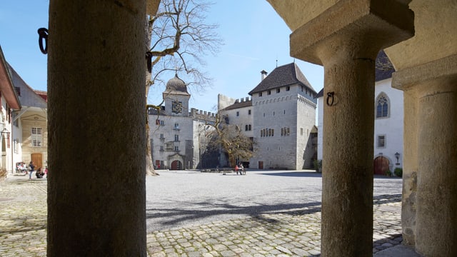 Blick auf einige alte Schlossgebäude aus der Ansicht eines Säulenganges. Blick auf einige alte Schlossgebäude aus der Ansicht eines Säulenganges.