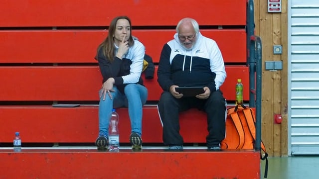 Werner Dietrich sitzt mit der Leichtathletik-Trainerin Sarah Weber auf einer Tribüne Werner Dietrich sitzt mit der Leichtathletik-Trainerin Sarah Weber auf einer Tribüne