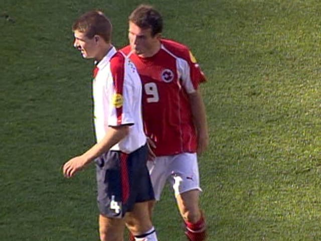 Alex Frei spuckt Englands Steven Gerrard in den Nacken. Alex Frei spuckt Englands Steven Gerrard in den Nacken.