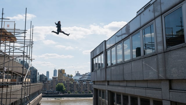 Tom Cruise springt vom einen Gebäude zum anderen. Tom Cruise springt vom einen Gebäude zum anderen.